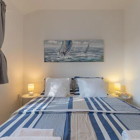 Candela, No 5 Apartment *