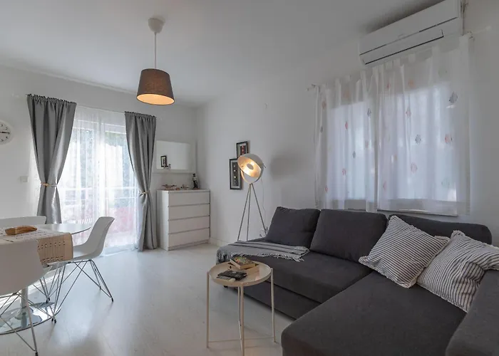 Candela, No 5 Стариград-Пакленица