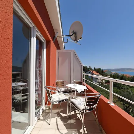 Candela, No 5 Apartment *