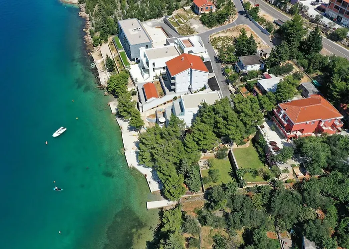 Candela, No 5 Apartment